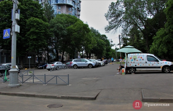 Огорожен забором, но остался парковкой: тротуар в парке Шевченко так и не стал пешеходной зоной