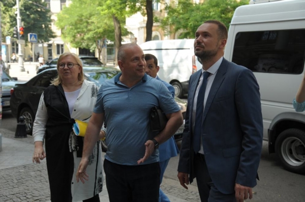 Министр образования посетил разрушающуюся библиотеку ОНУ и пообещал её беречь 