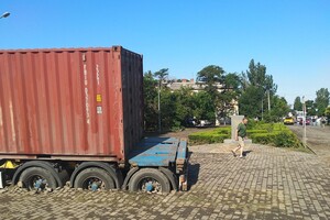 Тротуар не выдержал: в одесском сквере провалился грузовик 