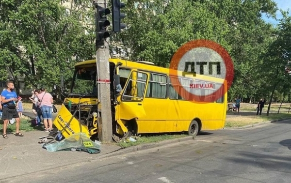 В Киеве маршрутка на полном ходу врезалась в столб