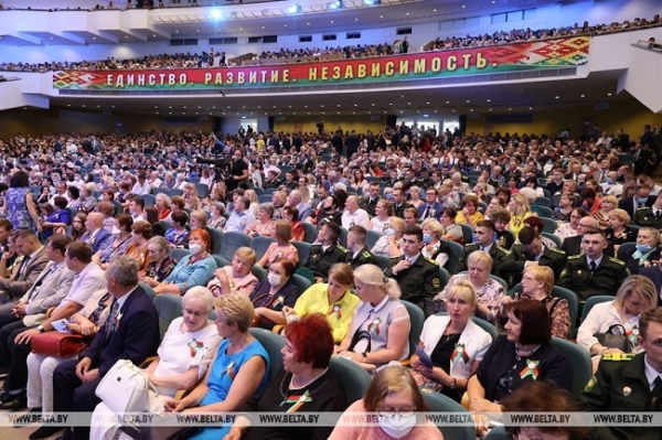 Лукашенко приказал полностью перекрыть границу с Украиной