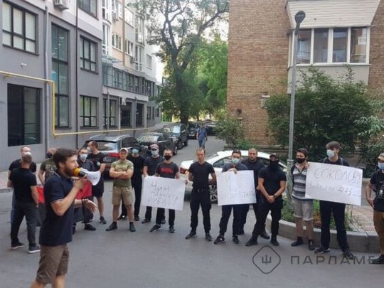 Активісти мітингували через арешт генерал-лейтенанта Ігоря Павловського під вікнами скандального судді