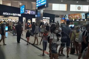 В душном зале и водой за 5 евро: вылет самолета из Анталии в Одессу задержали на 10 часов