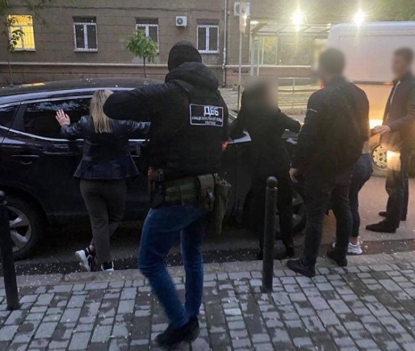Развозили девушек по клиентам: одесским полицейским грозит до 10 лет за сутенёрство