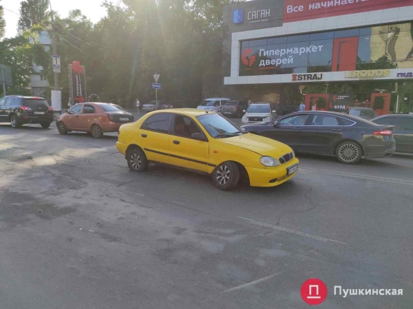 На Краснова образовалась пробка из-за брошенного посреди дороги автомобиля. Фото