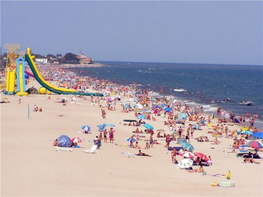 Борщ по 25 гривень за порцію та ліжко за 250 гривень в день: у скільки обійдеться економ-відпочинок в Затоці