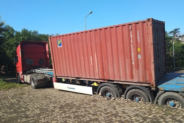 Тротуар не выдержал: в одесском сквере провалился грузовик 