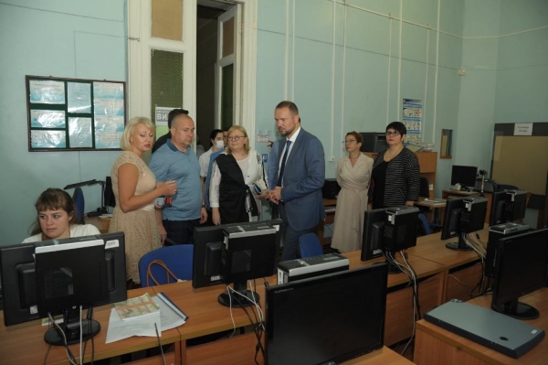 Министр образования посетил разрушающуюся библиотеку ОНУ и пообещал её беречь 
