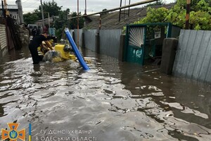 Затонувший КамАЗ и толпы на остановках: последствия ночного урагана в Одессе (обновлется)