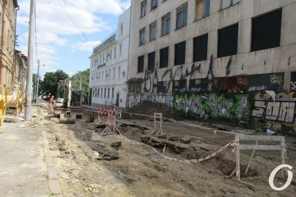 Ремонт насмарку: дождь разрушил дорогу в одесской "канаве"