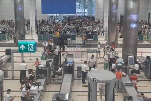 В душном зале и водой за 5 евро: вылет самолета из Анталии в Одессу задержали на 10 часов