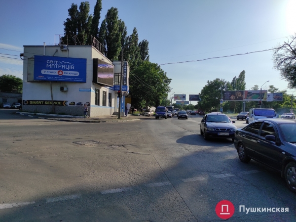 На Краснова образовалась пробка из-за брошенного посреди дороги автомобиля. Фото