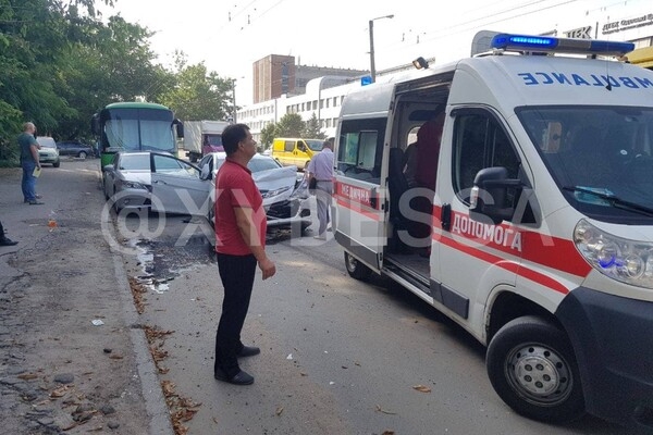 Два похожих ДТП: в Одессе водителям троллейбуса и маршрутки стало плохо за рулем