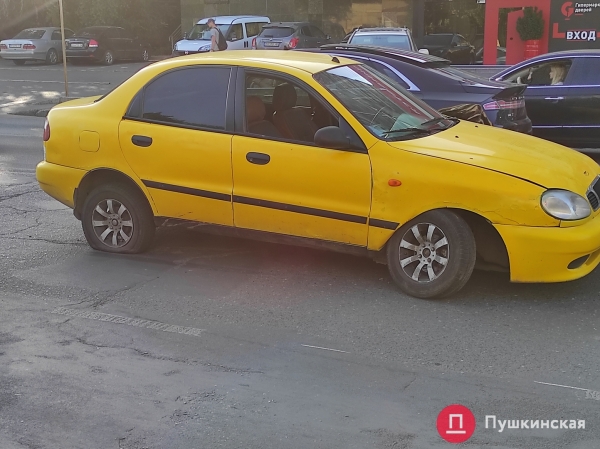 На Краснова образовалась пробка из-за брошенного посреди дороги автомобиля. Фото