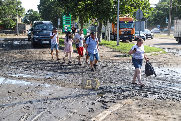 Затонувший КамАЗ и толпы на остановках: последствия ночного урагана в Одессе (обновлется)