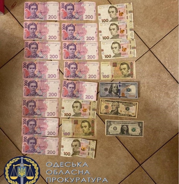 Развозили девушек по клиентам: одесским полицейским грозит до 10 лет за сутенёрство