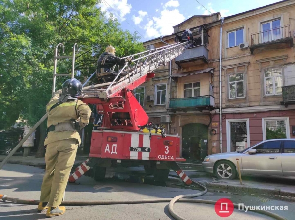 В центре Одессы загорелся жилой дом, на месте работает ГСЧС. Видео