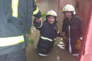 Затонувший КамАЗ и толпы на остановках: последствия ночного урагана в Одессе (обновлется)