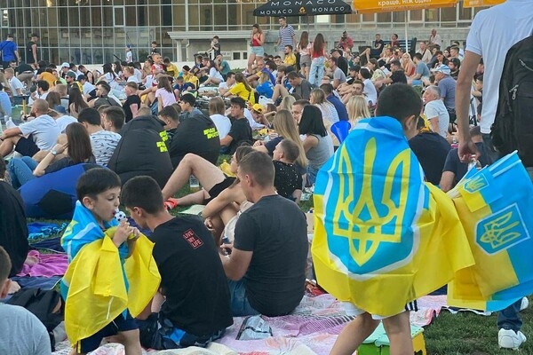 Расстроил результат матча: возле стадиона "Черноморец" разнимали массовую драку