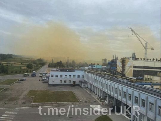 Помаранчева хмара та викид газів: на хімзаводі під Рівним стався витік азотної кислоти