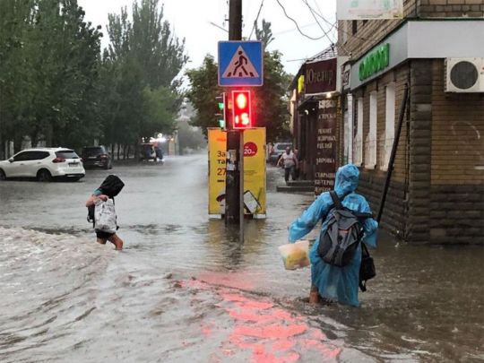 Потужна злива накрила Бердянськ: знеструмлене місто йде під воду, є перші жертви (фото, відео)