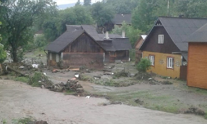Сильні зливи на Закарпатті: підтопленні житлові будинки та автодороги, пошкоджено дорожнє покриття