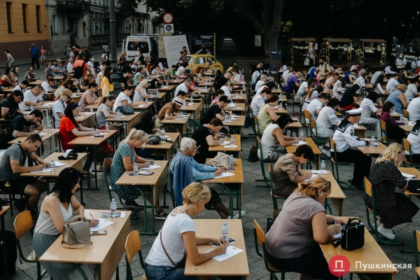 Как на площади у Дюка одесситы писали диктант по украинскому языку. Фото