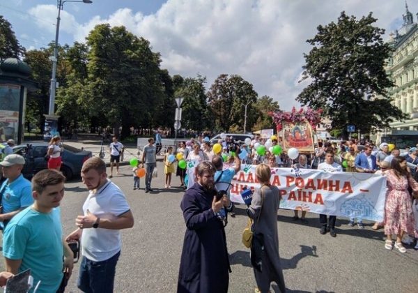Без икон не обошлось: в Одессе проходит Марш за традиционные семейные ценности