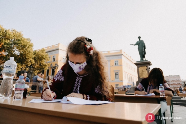 Как на площади у Дюка одесситы писали диктант по украинскому языку. Фото