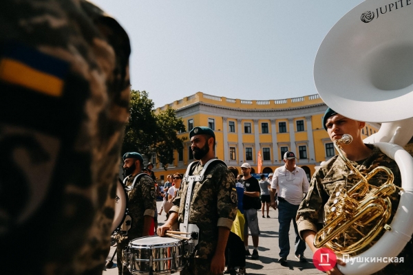 Над Потемкинской лестницей развернули 30-метровый флаг Украины. Фото