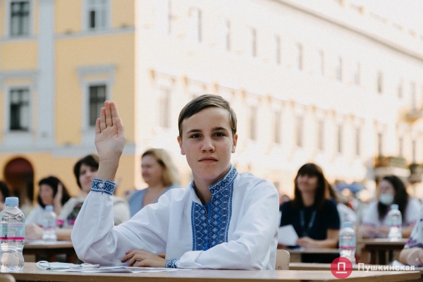 Как на площади у Дюка одесситы писали диктант по украинскому языку. Фото