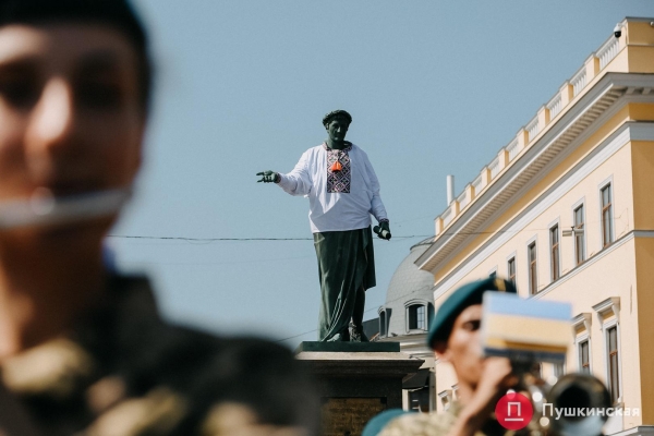 Над Потемкинской лестницей развернули 30-метровый флаг Украины. Фото