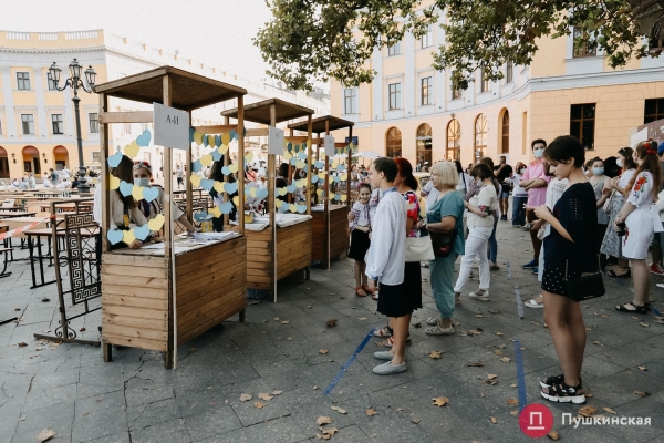 Как на площади у Дюка одесситы писали диктант по украинскому языку. Фото