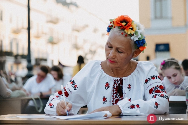 Как на площади у Дюка одесситы писали диктант по украинскому языку. Фото