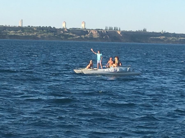 Унесённые ветром: в Чёрном море спасли пассажиров катамарана и надувной лодки 