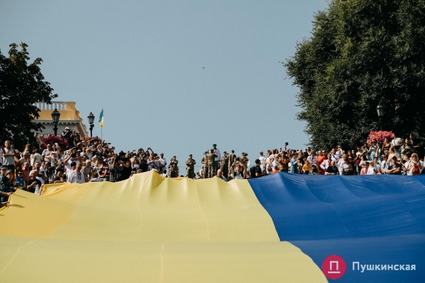 Над Потемкинской лестницей развернули 30-метровый флаг Украины. Фото