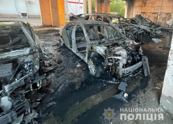 На территории недействующего одесского завода подожгли шесть автомобилей