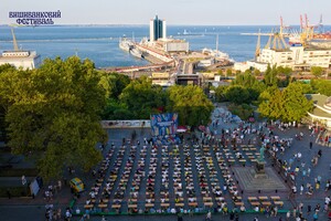 На глазах у туристов: в Одессе массово писали диктант по украинскому языку