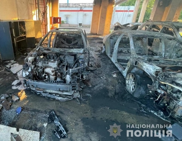 На территории недействующего одесского завода подожгли шесть автомобилей