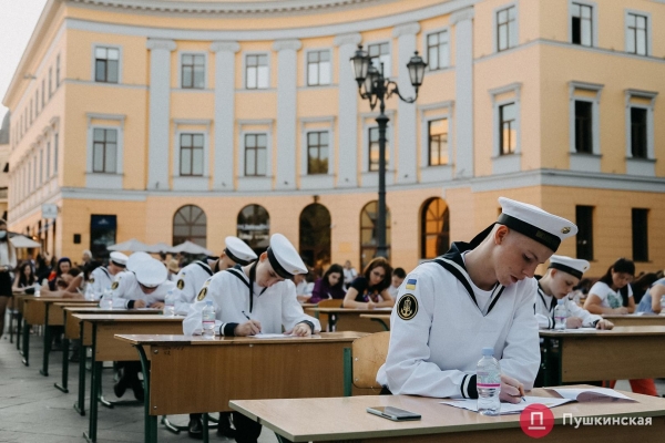 Как на площади у Дюка одесситы писали диктант по украинскому языку. Фото