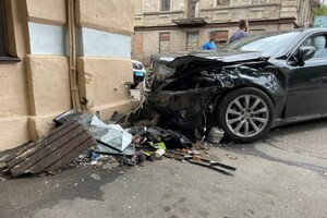 На Молдаванке машина влетела в стену дома: момент ДТП попал на видео