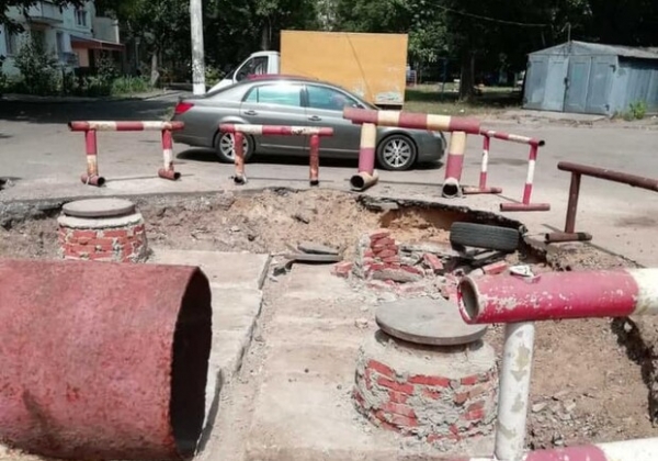 На поселке Котовского автомобиль провалился в коллектор: коммунальщики подают в суд