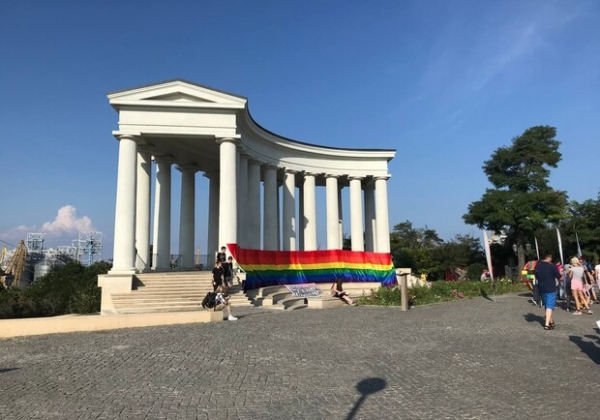 С бронетехникой и провокациями: как проходит "Одесса Прайд" в 2021 году (обновляется)