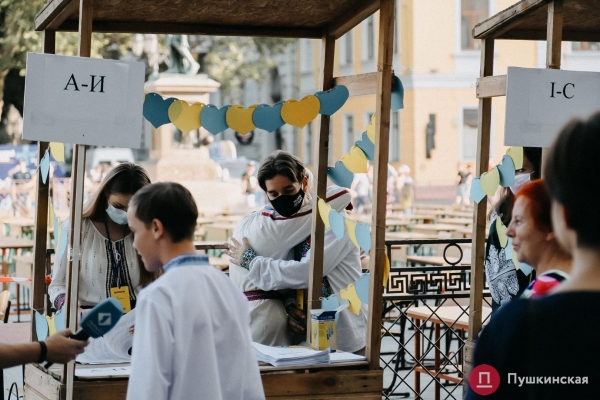 Как на площади у Дюка одесситы писали диктант по украинскому языку. Фото