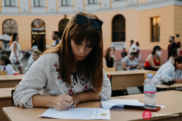 Как на площади у Дюка одесситы писали диктант по украинскому языку. Фото