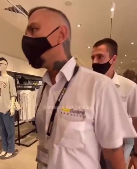 «Я таких в Донецкой области, как чертей, резал»: охранник одесского H&M пообщался с покупателями