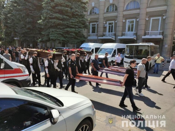В Одессе простились с троими погибшими в ДТП полицейскими