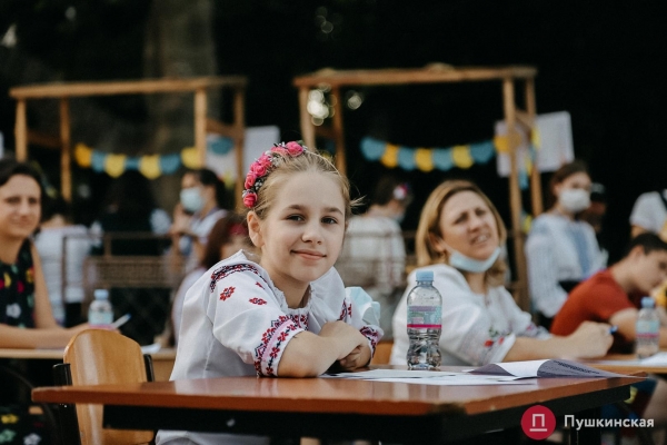 Как на площади у Дюка одесситы писали диктант по украинскому языку. Фото