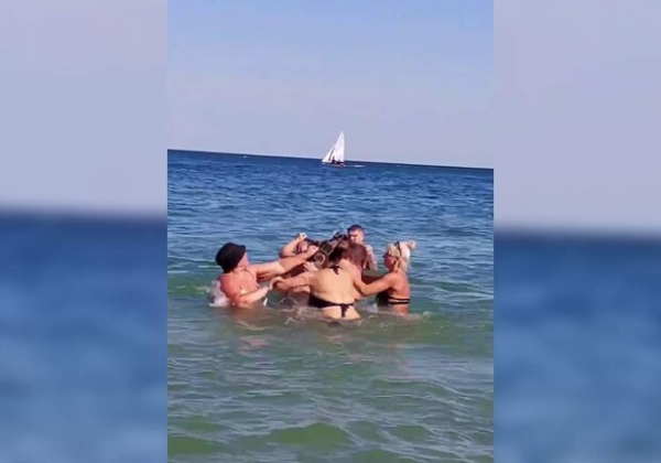Не выходя из воды: на "Ланжероне" отдыхающие устроили массовую драку