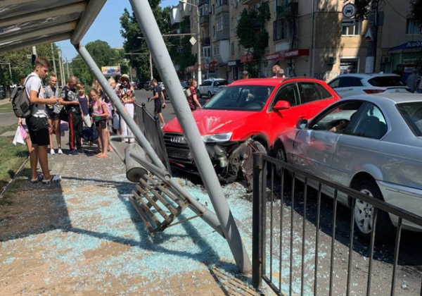 Люди чудом успели отскочить: в Одессе две машины влетели в остановку 